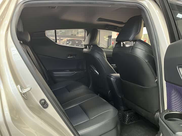 Фото 7 - Toyota C-HR