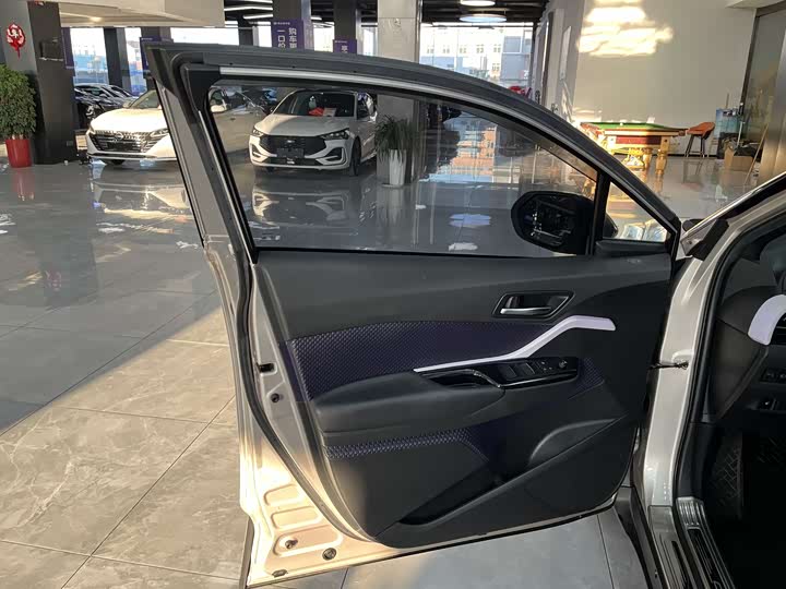 Фото 9 - Toyota C-HR