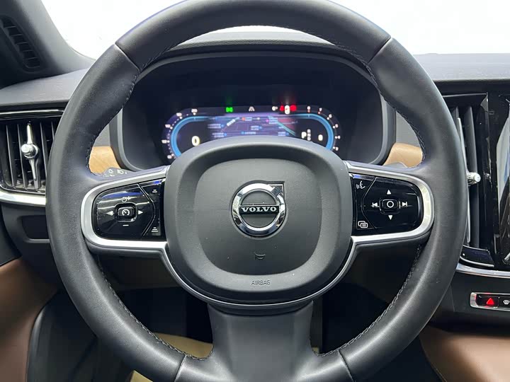 Фото 9 - Volvo S90