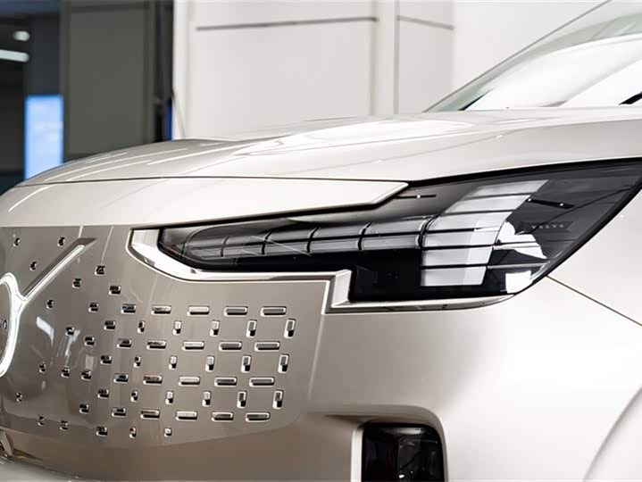 Фото 4 - Volvo EM90