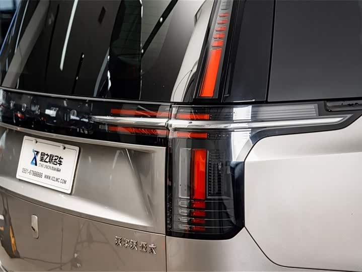 Фото 9 - Volvo EM90