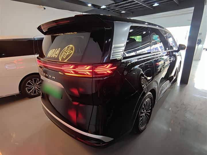 Фото 7 - Denza D9