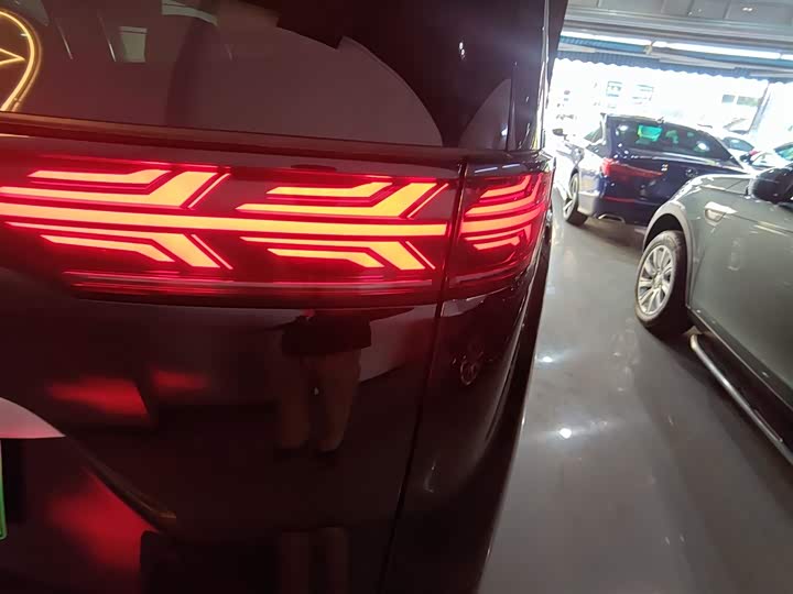 Фото 8 - Denza D9