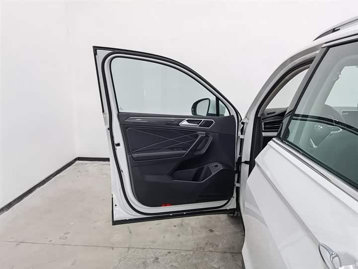 Фото 8 - Volkswagen Tiguan L Pro