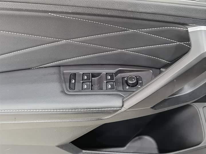 Фото 9 - Volkswagen Tiguan L Pro