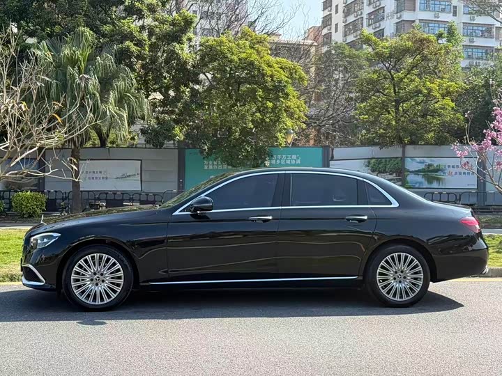 Фото 4 - Mercedes-Benz E-Class