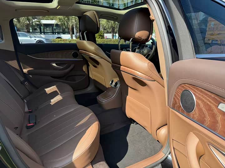 Фото 9 - Mercedes-Benz E-Class