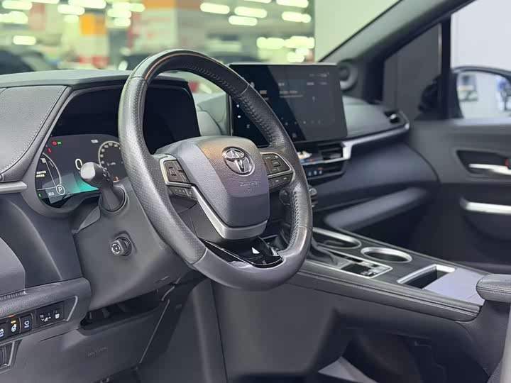 Фото 9 - Toyota Sienna