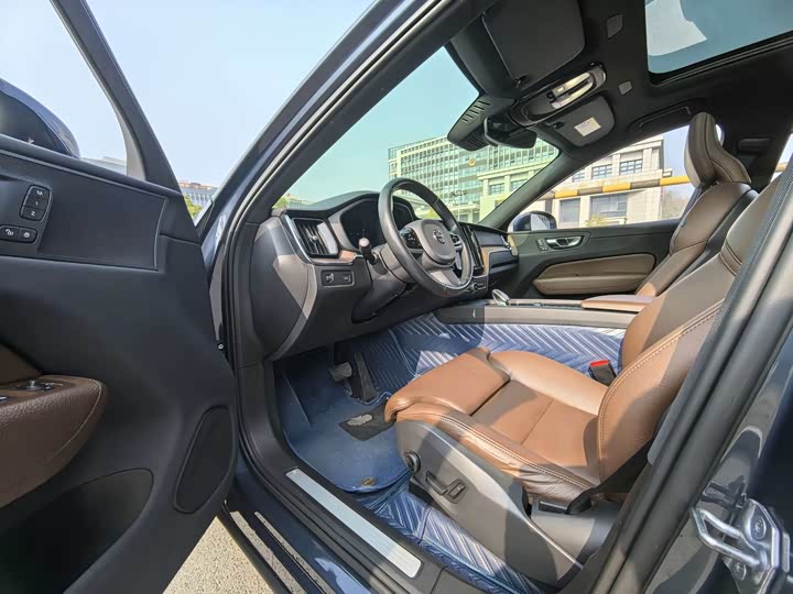 Фото 4 - Volvo XC60