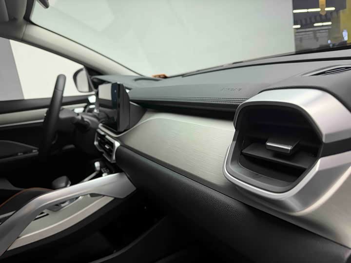 Фото 7 - Geely Coolray