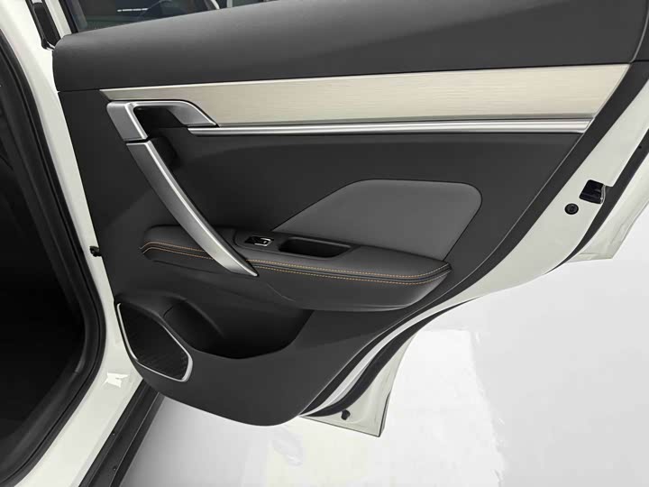 Фото 8 - Geely Coolray