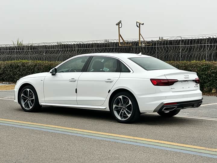 Фото 4 - Audi A4L