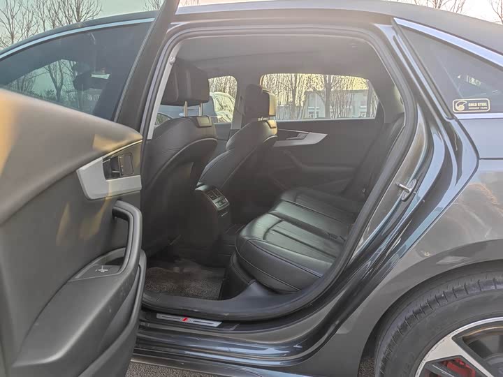 Фото 5 - Audi A4L