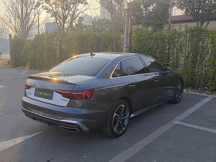 Фото 8 - Audi A4L