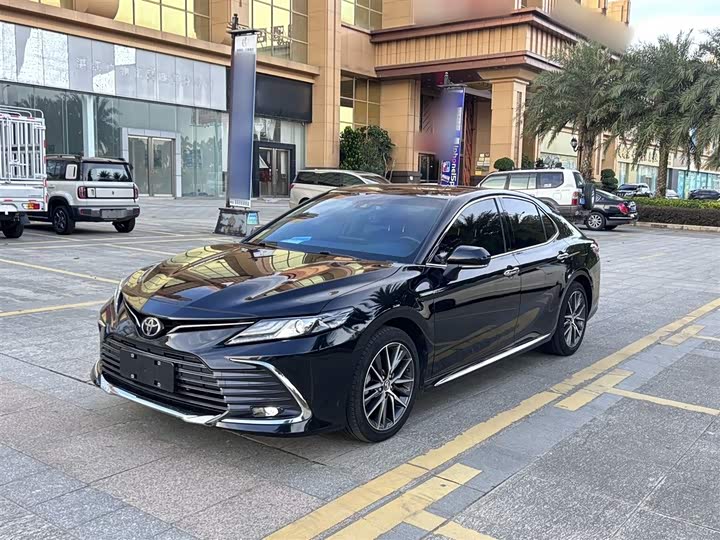 Фото 2 - Toyota Camry