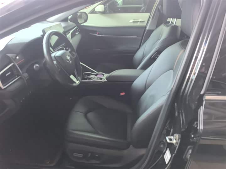 Фото 8 - Toyota Camry