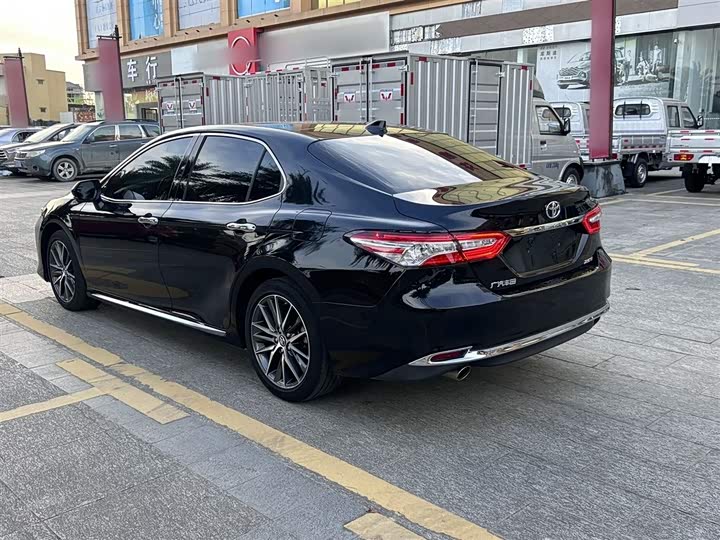 Фото 9 - Toyota Camry