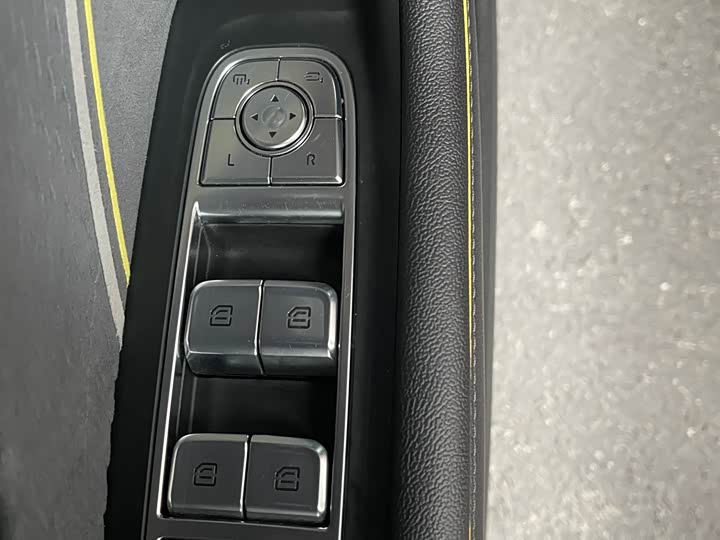 Фото 8 - Hongqi H6