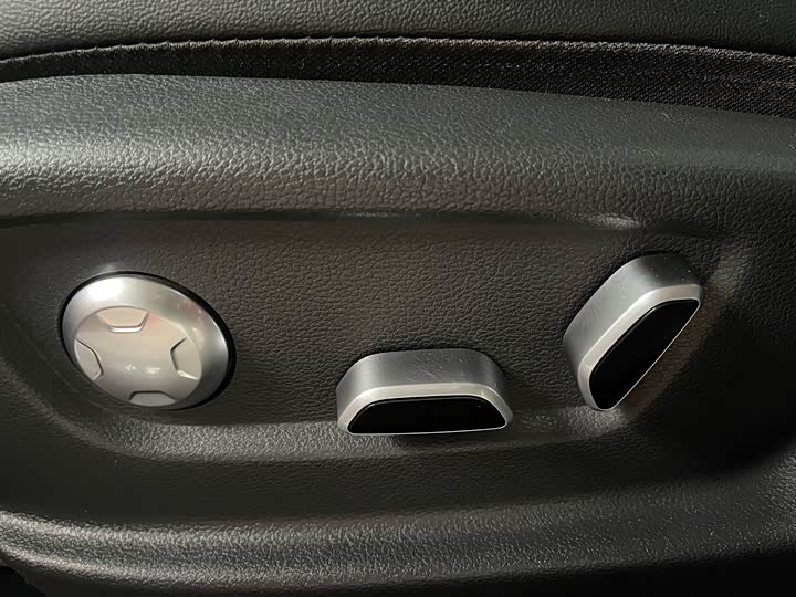 Фото 9 - Hongqi H6