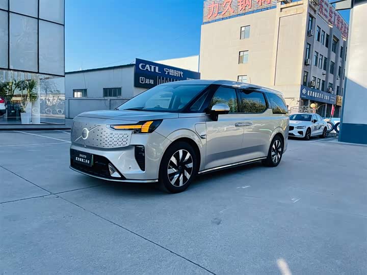 Фото 1 - Volvo EM90