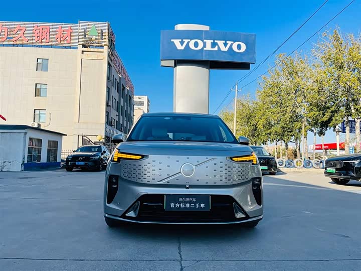 Фото 2 - Volvo EM90