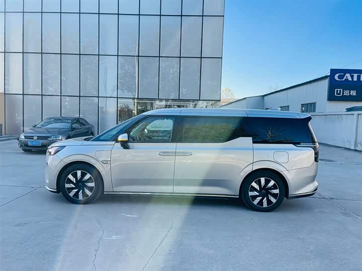 Фото 3 - Volvo EM90