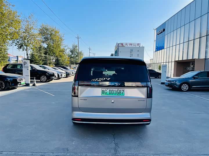 Фото 5 - Volvo EM90