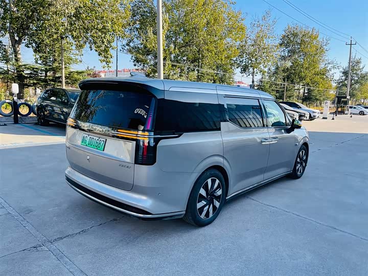 Фото 6 - Volvo EM90