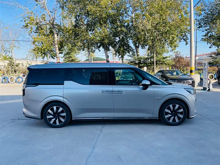 Фото 7 - Volvo EM90