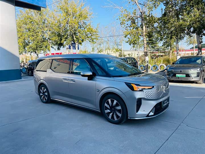 Фото 8 - Volvo EM90