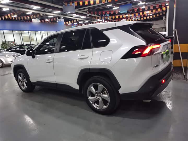 Фото 5 - Toyota RAV4