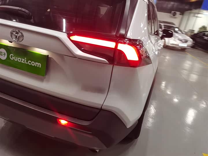 Фото 8 - Toyota RAV4