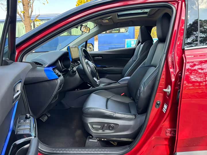 Фото 7 - Toyota C-HR