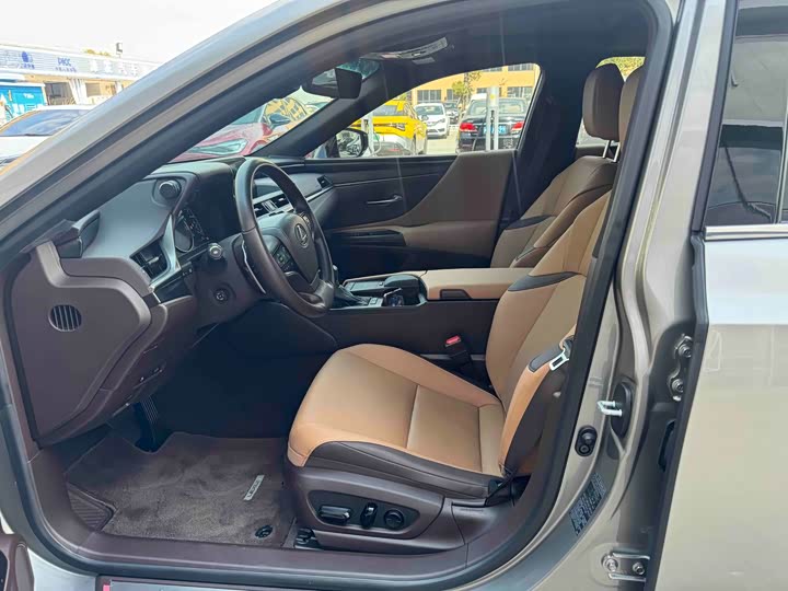 Фото 4 - Lexus ES