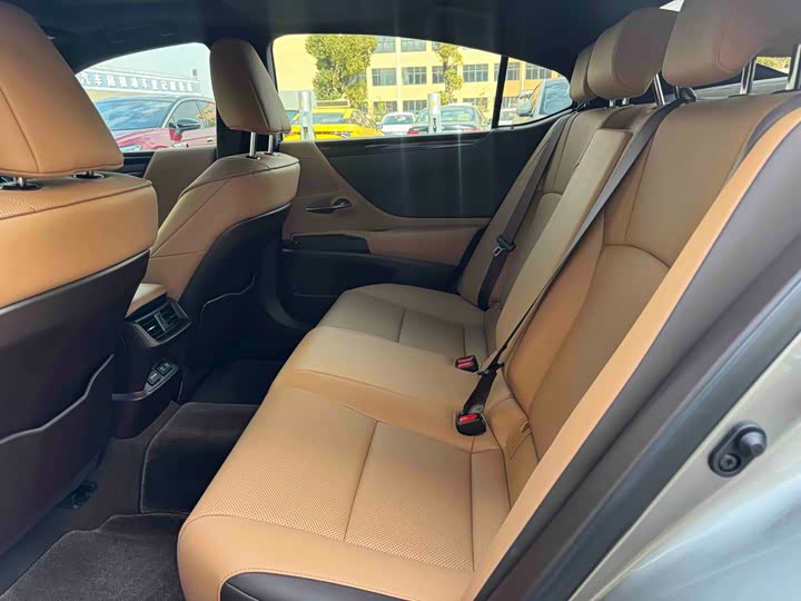 Фото 5 - Lexus ES