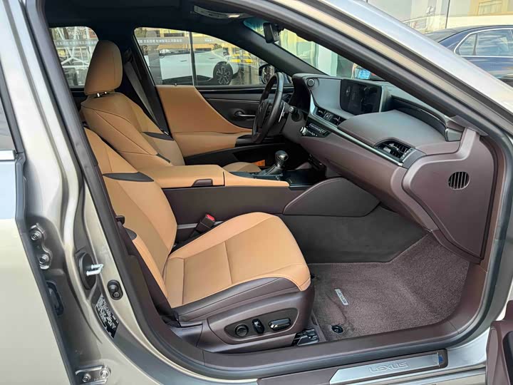 Фото 7 - Lexus ES