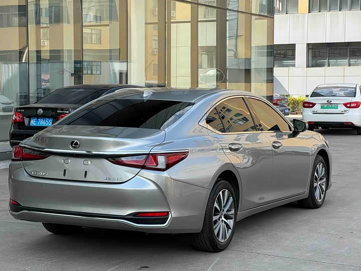 Фото 8 - Lexus ES