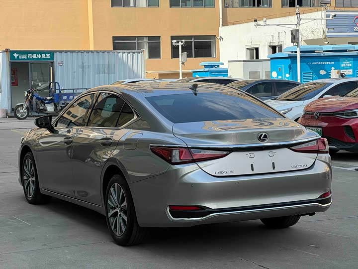 Фото 9 - Lexus ES