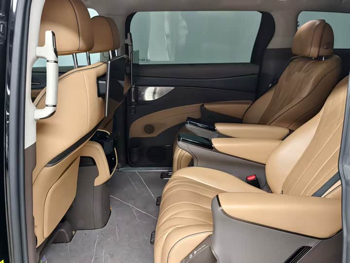 Фото 7 - Denza D9