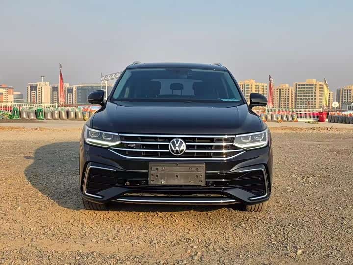 Фото 2 - Volkswagen Tiguan L Pro