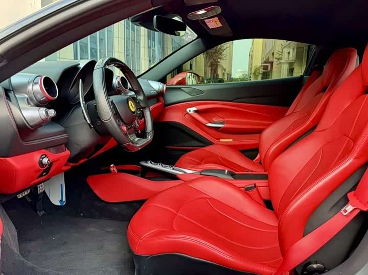 Фото 6 - Ferrari F8