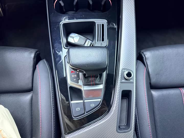 Фото 8 - Audi A4L