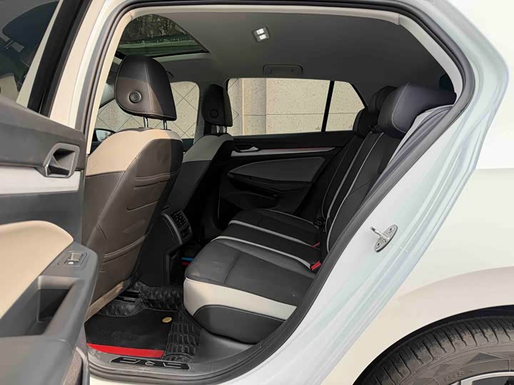 Фото 7 - Volkswagen Golf