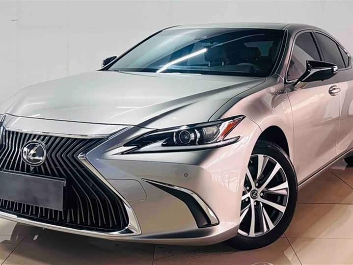 Фото 3 - Lexus ES