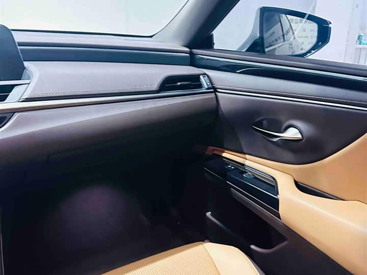 Фото 4 - Lexus ES