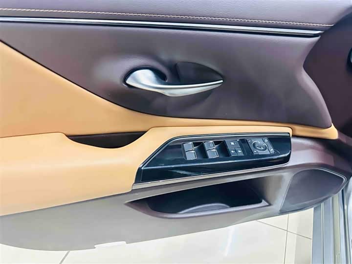 Фото 5 - Lexus ES