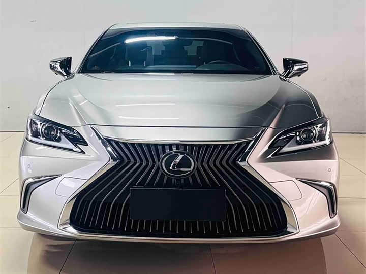 Фото 8 - Lexus ES
