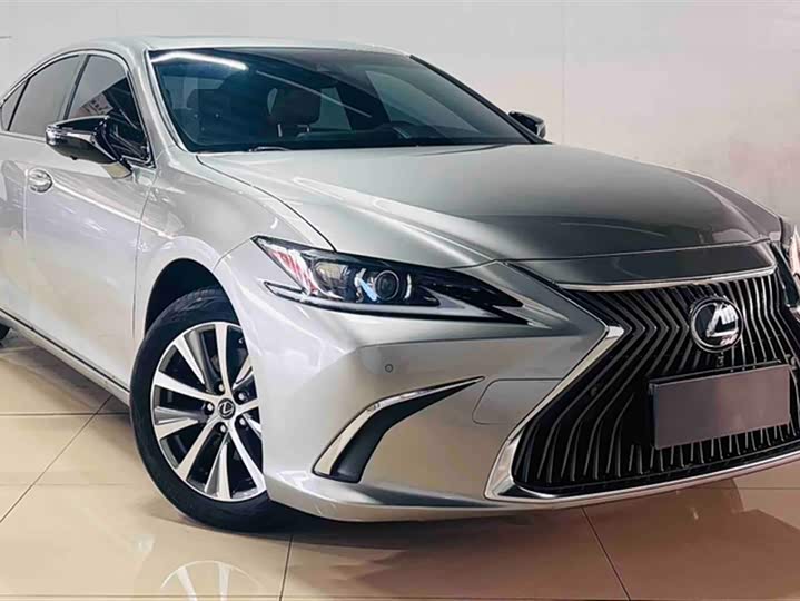 Фото 9 - Lexus ES