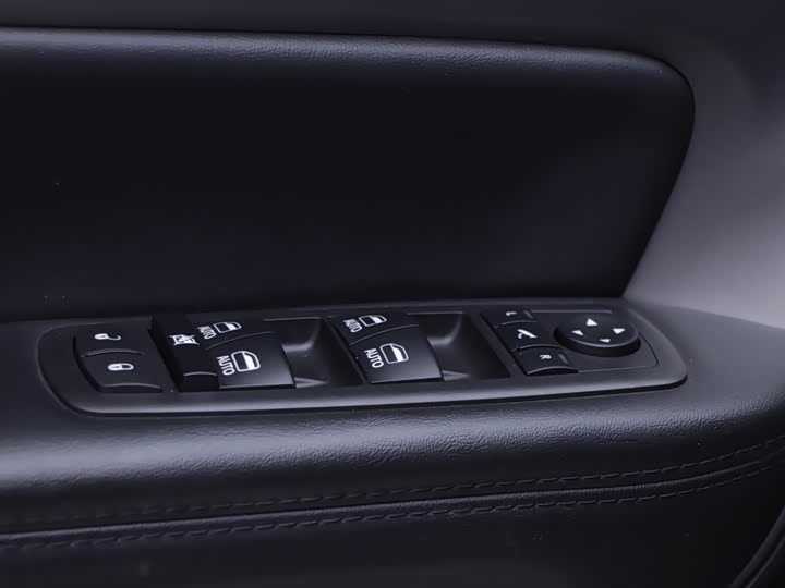 Фото 5 - Jeep Grand Commander