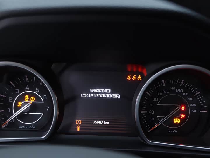 Фото 8 - Jeep Grand Commander